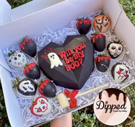 Dipped Strawberries Recipe, Halloween Chocolate Covered Strawberries, Strawberry Halloween, Cake Pop Boxes, Halloween Themed Drinks, Halloween Themed Desserts, Dipped Treats, Breakable Heart, Chocolate Covered Strawberries Bouquet