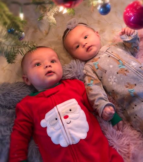 Twin Christmas Photos, Christmas Twin Photoshoot, Twins First Christmas Pictures, Twin Baby Christmas Photos, Twins Christmas Pictures, Siblings Christmas Pictures, Twins Christmas Photos, Twin First Christmas Pictures, Twin Christmas Pictures