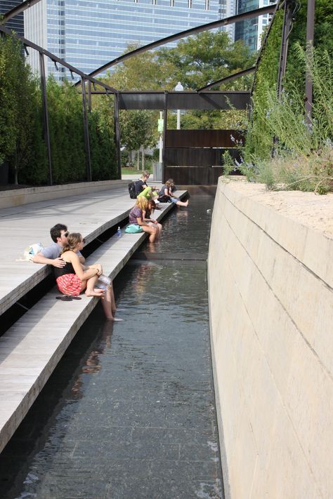 Wooden seating along a linear water feature in Chicago. Photo by David Verespy, RSDG Water Feature With Seating, Public Park Design, Country Pool, Wooden Seating, Water Architecture, Water Curtain, Linear Park, Fountains Backyard, Public Seating