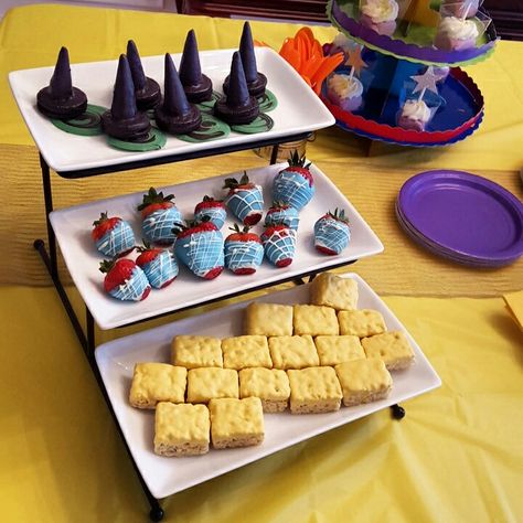 Wizard of oz treats Wizard Of Oz Dessert Table, Wizard Of Oz Treats Ideas, Wizard Of Oz Sweet 16, Wizard Of Oz Treats, Wizard Of Oz Party Ideas Decoration, Music Party Food, Wizard Of Oz Decorations Diy, Music Party Theme, Wizard Of Oz Party Ideas