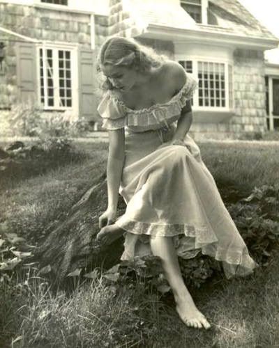 Life Magazine Photos, Nina Leen, Portrait Vintage, Photo Vintage, Vintage Portraits, 인물 사진, Life Magazine, The Grass, Mode Vintage