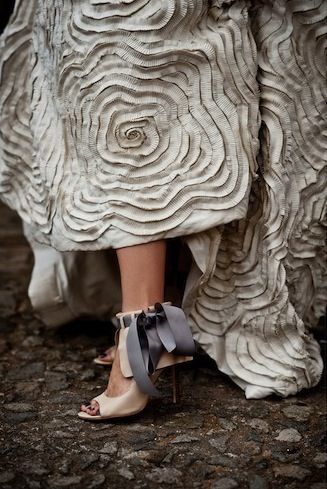 So beautiful Feminine Tomboy, Mode Rose, Design Moda, Shibori, Fashion Details, Beautiful Shoes, Wedding Shoes, Wearable Art, Alabama