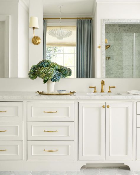 Renaudin Builders | starting the week fresh and ready to go. Design @katiedavisdesign @nathanschroderphoto @jbheditorial Built @renaudinbuilders Architect… | Instagram Classic Bathroom Design Luxury, Classic Southern Home Decor, Classic Southern Home, Katie Davis Design, Bathroom Built Ins, Architect Instagram, Katie Davis, Kids Bathroom Design, Small Master Bath