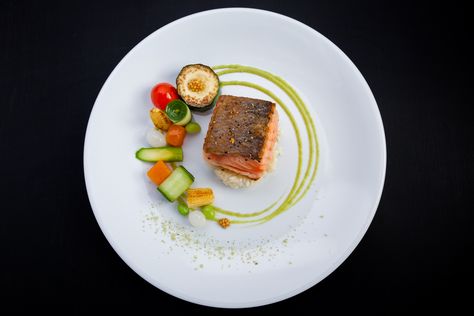 salmon fish Fish Presentation Ideas, Fish Plating Ideas, Fish Fillet Plating, Fish Plating Presentation, Plating Salmon, Salmon Plating, Fish Plating, Gastronomic Food, Food Morning