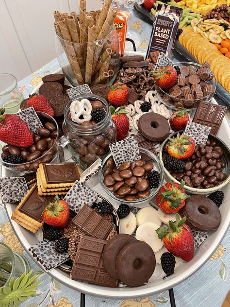 Brown Food Board Ideas, Chocolate Buffet Ideas, Plateau Brunch, Chocolate Charcuterie Board Ideas, Brown Snacks, Dessert Boards, Sleepover Snacks, Kreative Snacks, Dessert Board