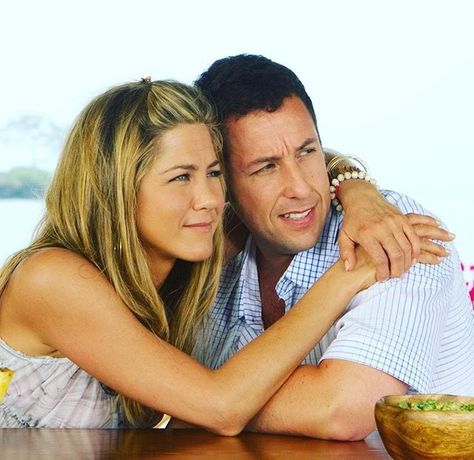 Another picture of Jennifer Aniston and Adam Sandler on the movie Just Go With… Adam Sandler Jennifer Aniston, Jennifer Aniston And Adam Sandler, Jennifer Aniston Movies, Adam Sandler Movies, Brad And Jen, Just Go With It, Jeniffer Aniston, Jennifer Aniston Style, Jen Aniston