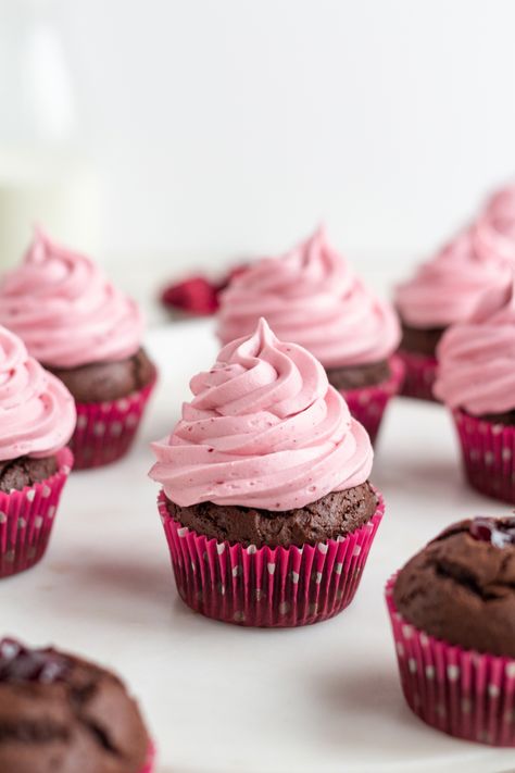 Pink Cupcakes Recipe, Chocolate Cupcakes With Pink Frosting, Confections Recipes, Dainty Cakes, Chocolate Raspberry Cupcakes, Chocolate Cupcakes Filled, Cupcakes Pink, Cupcake Pink, Raspberry Frosting