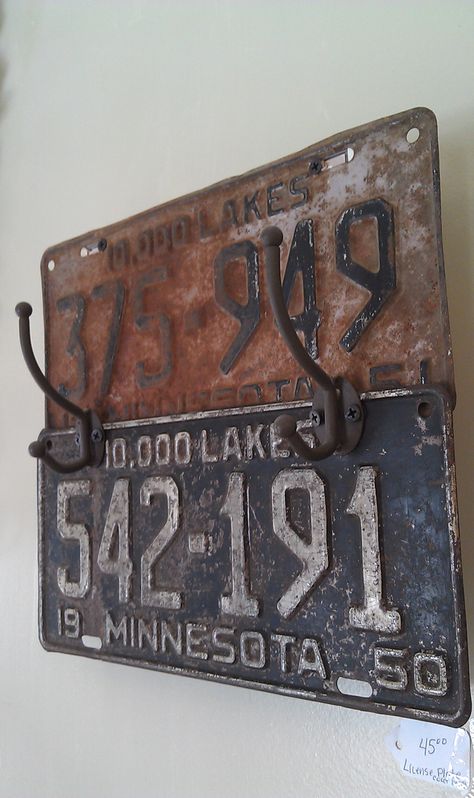 Rusty vintage license plates made into a coat rack (Yeah Minnesota_my home state) License Plates Diy, Classy Autumn, License Plate Decor, License Plate Crafts, Old License Plates, Licence Plates, License Plate Art, Vintage License Plates, Plates Diy