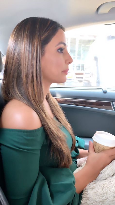 Hina khan 😍 Indian Blonde Hair Highlights, Hair Colour Highlight For Indian Skin, Indian Skin Hair Color, Hair Colour For Indian Skin, Hena Khan, Hair Color For Brown Skin, Long Hair Highlights, Closeup Photo, Brown Hair Looks