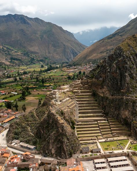 The Sacred Valley of the Incas stretches from Pisac to Ollantaytambo. This lush valley, rich in history and natural beauty, lies between the Urubamba River and towering Andes. Our adventure in the Sacred Valley began in Pisac, where we explored the impressive ancient ruins and took in the stunning views 🌄. The terraced hillsides and the historical significance of the site provided a deep dive into Inca history. From Pisac, we ventured to the impressive salt mines of Maras. The sight of thou... Inca History, Sacred Valley Peru, Salt Ponds, Farming Techniques, Inca Empire, Sacred Valley, Peru Travel, Ancient Ruins, Stunning View