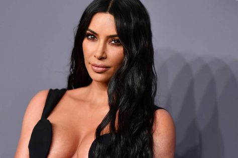 Kim Kardashian West Took Us Behind The Scenes Of Getting Into That Met Gala Dress And It’s Wild Kardashian Long Hair, Kim Kardashian Long Hair, Kylie Jenner Fotos, Robert Kardashian, January Jones, Kkw Beauty, Reality Tv Stars, Marilyn Manson, Kim K