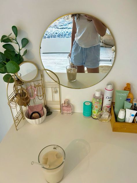 Summer Bathroom Aesthetic, Beachy Vanity Bedroom, Beachy Vanity Ideas, Beach Room Vanity, Clean Organized Room Aesthetic, Beachy Vanity, Room Ideas Aesthetic Clean, Beach Vanity, Clean Girl Jewelry