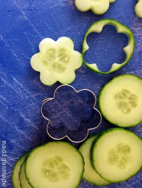 Cucumber Daisies for Garden Fresh Herbed Cucumber Bites Cucumber Flowers, Snacks Til Fest, Cucumber Flower, Decorações Com Comidas, Shower Food, Snacks Für Party, Mad Hatter Tea, High Tea, Creative Food