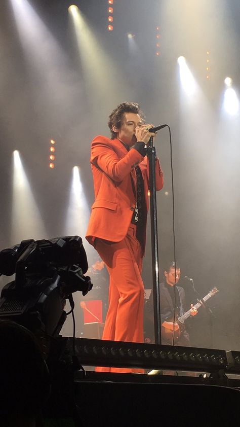 Orange Suit, Harry Styles Poster, Harry Styles Tour, Harry Styles Live On Tour, Harry Styles Aesthetic, Harry Styles Concert, Harry Styles Live, Celebrity Look Alike, One Direction Harry