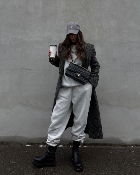 Grey Tracksuit Outfit Women, Grey Cap Outfit, Ou Baseball, Black Cap Outfit, Tracksuit Outfit Women, Black Chanel Bag, Cap Outfits For Women, Polo Ralph Lauren Cap, Ralph Lauren Cap