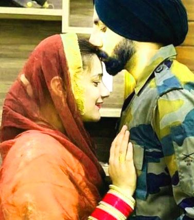 Punjabi Couple Images Foji Fojan Pics, Army Couple Pictures Romantic, Army Couple Photography, Military Couple Pictures, Simple Dpz, Whatsapp Dp Hd, Images For Whatsapp Dp, Ram Images, Wallpaper Boy