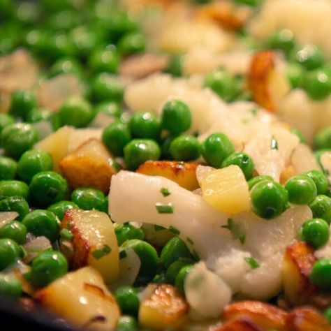 Pioneer Woman Creamed Peas And Potatoes Peas Potatoes Recipe, Creamed Peas And Potatoes Pioneer Woman, Creamed Peas And Potatoes, Creamed Peas, Baby Red Potatoes, English Peas, Meatless Dinner, Potatoes Recipe, Red Potatoes