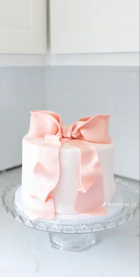 Loveshackfancy Birthday Cake, Pink Bridal Shower Ideas Bows, Loveshackfancy Party Decor, Baby Shower Girl Bow Theme, Pink Bow Smash Cake, Coquette Baby Shower Cake, Love Shack Fancy Bridal Shower Theme, Pink Bow Baby Shower Cake, Love Shack Fancy Birthday Cake