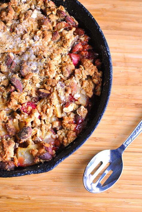 rhubarb pear almond crumble Crumble Recipes, Rhubarb Crumble Recipes, Almond Crumble, Pear Almond, Rhubarb Desserts, Rhubarb Crumble, Tart Dessert, Crumble Recipe, Rhubarb Recipes