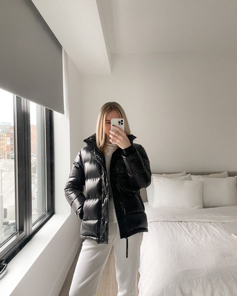 #aritzia #superpuff #sweatsuit #loungewear #winteroutfits #winterstyle Fall Outfits Aritzia, Aritzia Superpuff Outfit, Aritzia Girl Aesthetic, Super Puff Aritzia Outfit, Superpuff Outfit, Aritzia Outfit Fall, Super Puff Outfit, Superpuff Aritzia, The Super Puff Aritzia