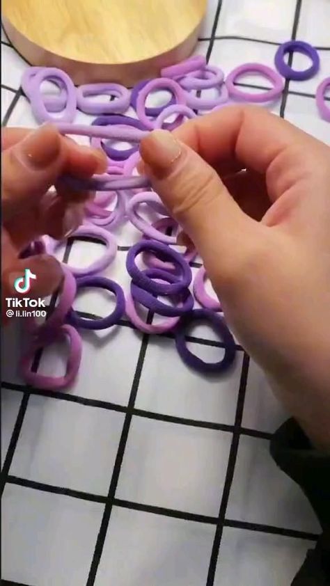 Tags Diy Handmade, Rubber Band Crafts, Diy Paper Flowers, Diy Friendship Bracelets Tutorial, Book Crafts Diy, Tags Diy, Embroidery Bracelets, Pinterest Diy Crafts, Fun Crafts To Do