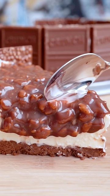 Crunch Chocolate Bar, Crunch Cheesecake, Crunch Chocolate, Cheescake Recipe, Chocolate Chip Cheesecake, Dessert Photography, Chocolate Crunch, Soften Cream Cheese, Dessert Buffet