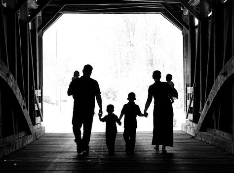 Covered Bridge Photo, Celebrity Nurseries, Amazing Portraits, Family Christmas Pictures, Bridge Photography, Home Photography, Family Photo Pose, Covered Bridge, Simple Pictures