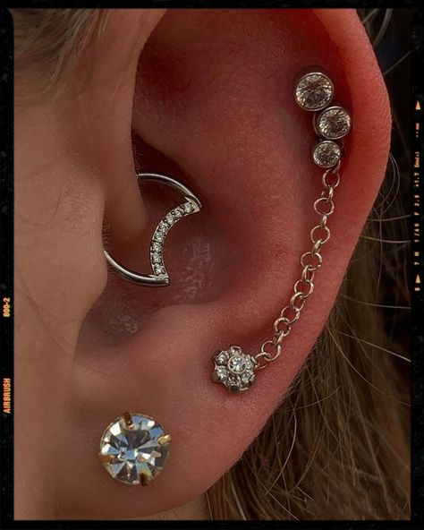 Daith Piercing Idea Cute Daith Piercing, Daith Piercing Aesthetic, Piercing Daith, Unique Ear Piercings, Ear Peircings, Daith Piercing Jewelry, Mod Jewelry, Curated Ear, Cool Ear Piercings