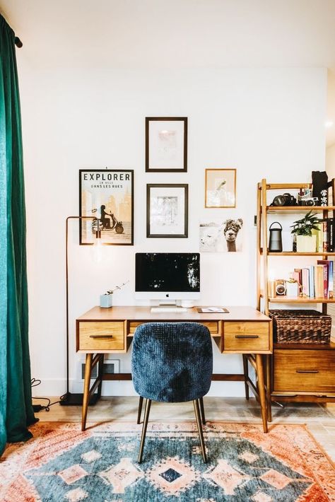 Love this little desk area! Light Bright Home Office, Fun Home Office, Study Nooks, Writer's Office, San Francisco Apartment, Therapy Office, Rug Inspiration, Bright Homes, Home Design Decor