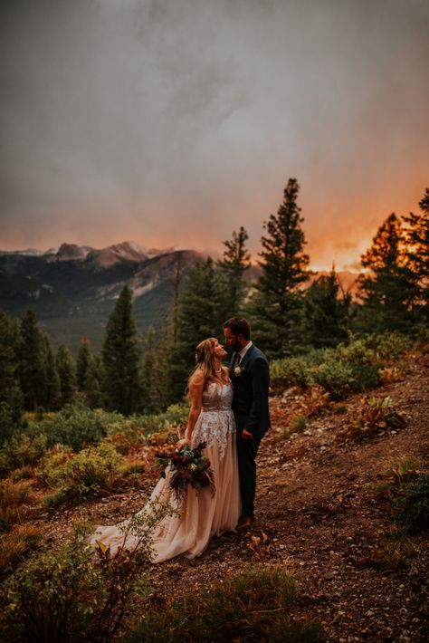 Sunset wedding portraits in the mountains. More on the blog! | Photo by Maggie Grace Photography #boho #bohowedding #bohobride #elopement #sunset #sunsetportraits #goldenhour #coupleportraits #fall #fallwedding #fallelopement #weddingcolors #bohobride #groom Cake Picnic, Idaho Elopement, Intimate Elopement Ideas, Fall Mountain Wedding, Mountain Wedding Photos, Fall Elopement, Maggie Grace, Mountain Top Wedding, Outdoor Wedding Photos