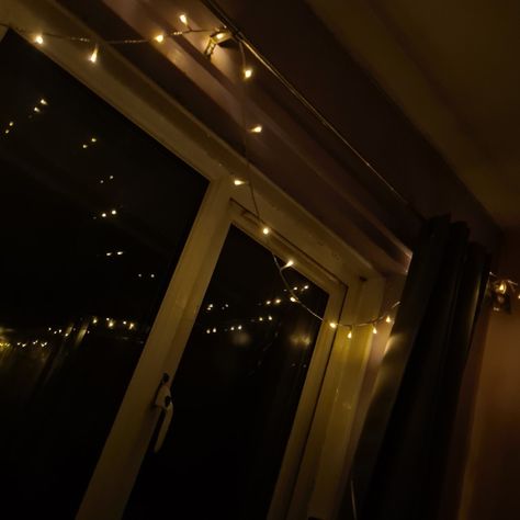 Fairy lights | autumn | winter | aesthetic Fairy Lights Couch, Glowing Lights Aesthetic, Fairy Lights Aesthetic Dark, Room Fairy Lights Ideas, Fairy Lights Bedroom Aesthetic, Dark Grunge Room, Lights Aesthetics, Fairy Lights Aesthetic, Autumn Winter Aesthetic