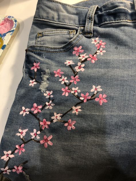 Fabric Painting On Pants, Painting On Jeans Ideas Flowers, Painting Ideas On Clothes Easy, Pants Painting Ideas Aesthetic, Painting On Clothes Ideas Easy, Art On Jeans Pants, Painted Flowers On Jeans, Acrylic Painting Clothes Diy, Paint On Jeans Ideas