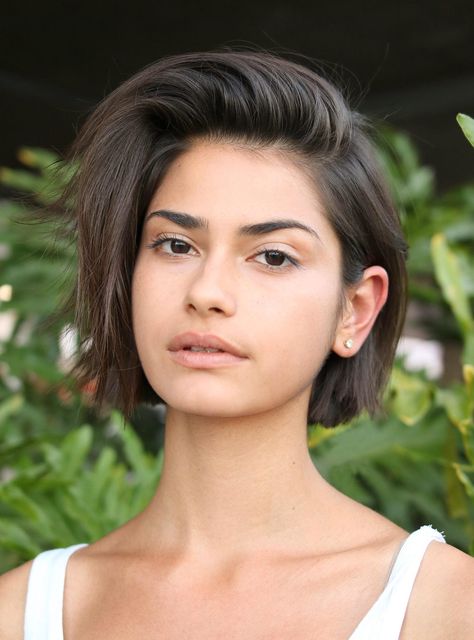 The 6 Coolest Summer Haircuts Coming Out of L.A. Right Now+#refinery29 Unnatural Hair Color, Summer Haircut, Kort Bob, Short Hair Cuts For Round Faces, Summer Haircuts, Hair Curls, Chin Length Hair, Peinados Fáciles Para Cabello Corto, Round Face Haircuts