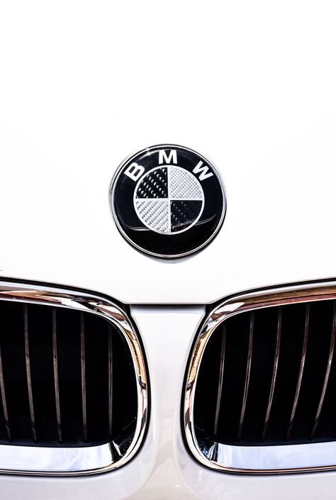 Bmw Logo Aesthetic, White Bmw Aesthetic, Bmw Aesthetic, Bmw Photo, Auto Ford, Bmw White, White Bmw, Bentley Speed, Aesthetic Cars