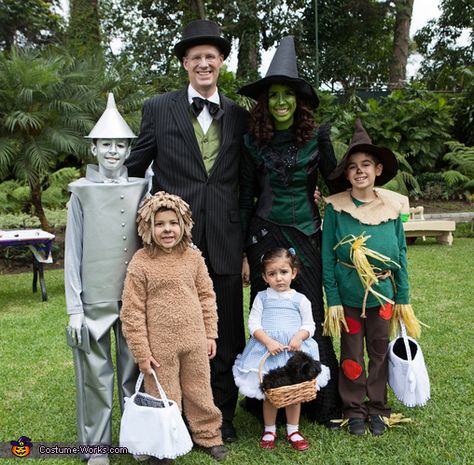 Wizard of Oz Family - Halloween Costume Contest via @costume_works Literary Costumes, Halloween Costumes For Family, Clever Halloween Costumes, Diy Kostüm, Adornos Halloween, Halloween Costume Contest, Halloween Party Supplies, Group Halloween Costumes, Mens Halloween Costumes