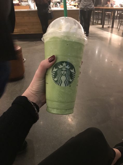 Venti Green Tea Frappuccino from Starbucks 😍☕️ Green Tea Frappuccino, Starbucks Frappuccino, Drink Recipe, Super Yummy, Starbucks Hot, Yummy Drinks, Hot Coffee, Green Tea, Coffee Cups