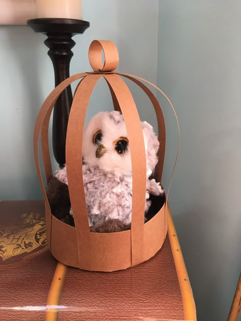 Owl cage out of paper- Make for owl post-Delivery basket? Harry Potter Props Diy Ideas, Harry Potter Ball, Harry Potter Crafts For Kids Easy, Harry Potter Decorations Diy, Harry Potter Birthday Decorations, Porta Halloween, Harry Potter Party Decorations, Harry Potter Marathon, Harry Potter Day