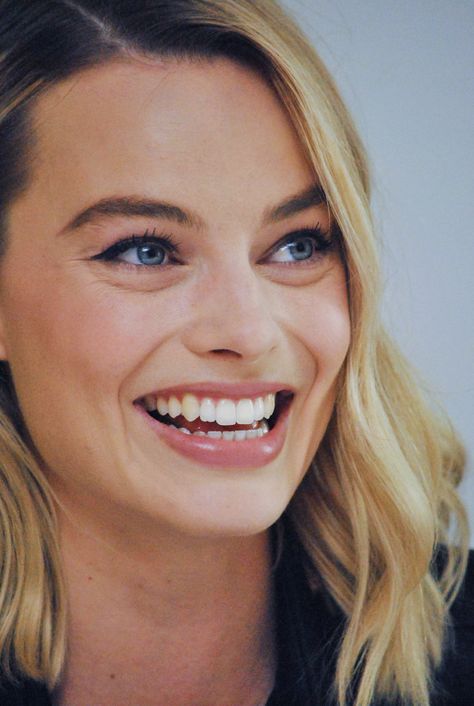 Margot Robbie Harley Quinn, Margot Robbie Harley, Celebrity Faces, Film Producer, Famous Women, Margot Robbie, Fitness Beauty, Beautiful Smile, Queensland