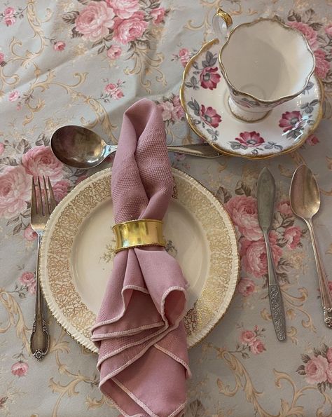 Victorian Tea Party Decorations, Tea Party Place Settings, Gold Tea Party, Victorian Tea Party, Tea Party Table, Gold Tea, Tea Party Decorations, Wedding Tea, Party Places