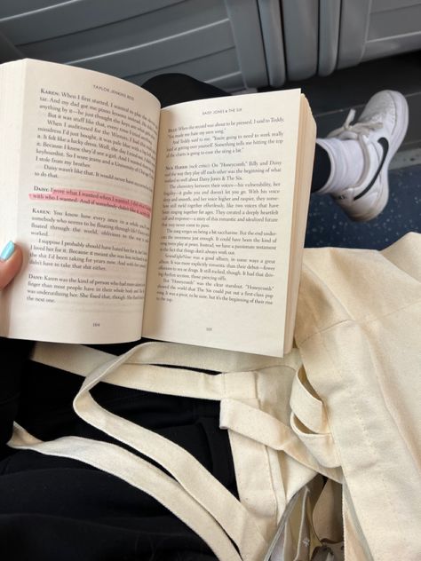 Train Commute Aesthetic, Reading On Train Aesthetic, Litreture Student Aesthetic, Reading In Public Aesthetic, Commuting Aesthetic, Romanticising Reading, Reading On Train, Trains Aesthetic, Reading In Public