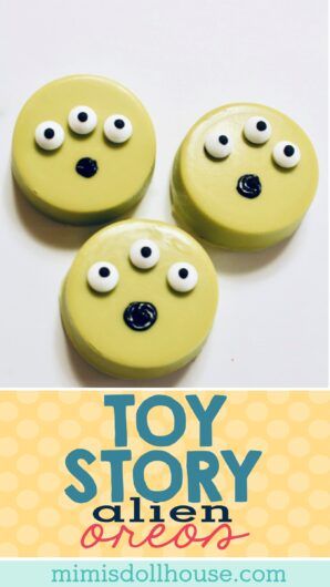 Toy Story Cookies you can make with your kids! Toy Story 4!  Yes...it’s amazing that they are making a new movie, right?    If you are planning a trip to the movies or even a Toy Story inspired birthday party, you need some awesome sauce themed treats.  These fun and super easy Toy Story Oreo Pops are the perfect cookies to surprise your little ones! #toystory #toystory4 #aliens #sheriff #oreos #partytreats #partydesserts #partyideas #kids #kidbirthday #birthday Toy Story Alien Cookies, Toy Story Themed Desserts, Toy Story Oreos, Toy Story Birthday Desserts, Toy Story Rice Krispy Treats, Toy Story Dessert Ideas, Toy Story Treats Ideas, Toy Story Desserts, Toy Story Treats