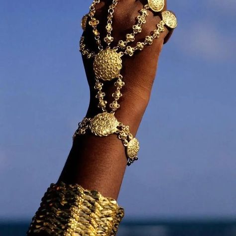 Ethiopia Dress, Afar People, Africa Attire, Women In Africa, African Jewellery, Womens Jewelry, African Clothing Styles, African Jewelry, Hand Chain