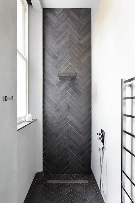 Emperors+Gate+by+Dyer+Grimes+Architects Drømme Bad, Bad Inspiration, Decor Baie, Herringbone Tile, Air Bnb, Shower Tile Designs, Black Shower, Trendy Bathroom, Bathroom Renos