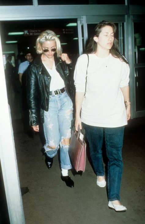 Madonna in the distressed denim that was what all the Cool Kids were wearing. 80s Jeans Outfit, Celebrity Airport Style, 80s Jeans, Cowboy Chic, Jeans Outfit Women, Jeanne Damas, Western Look, Jane Birkin, Cindy Crawford