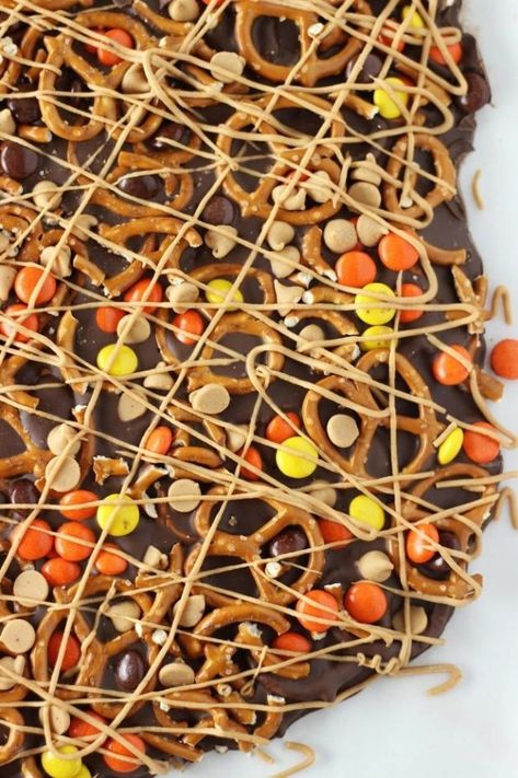 26 Christmas Bark Recipes for the Holidays | Decor Dolphin Peanut Butter Pretzel Bark, Pretzel Bark Recipes, Candy Bark Recipes, Christmas Bark Recipes, Favorite Christmas Desserts, Pretzel Bark, Bark Recipes, Recipes For The Holidays, Christmas Bark