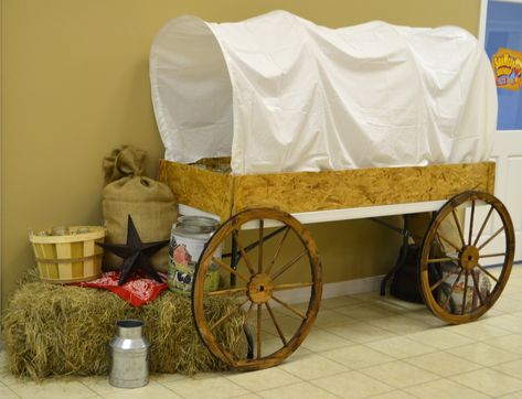 Wagon Decor Diy Covered Wagon, Covered Wagon Table, Farm Vbs, Western Wagon, Country Western Parties, Bebe Shower, Cowboy Theme Party, Wild West Theme, Wild West Party