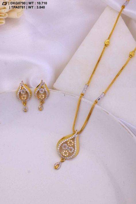 KUBER JEWELLERS R13 Gold Jwellary, Jay Dwarkadhish, Pendent Set, Delicate Gold Jewelry, Gold Jewels Design, Sentimental Jewellery, Blossom Season, Gold Items, Gold Earrings Models