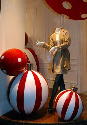 This christmas, I'll be making these big ornaments using beach balls and spray paint :) Giant Christmas Ornaments, Beach Balls, Christmas Window Display, Store Window Displays, Christmas Window, Christmas Store, Visual Display, Christmas 2017, Store Displays