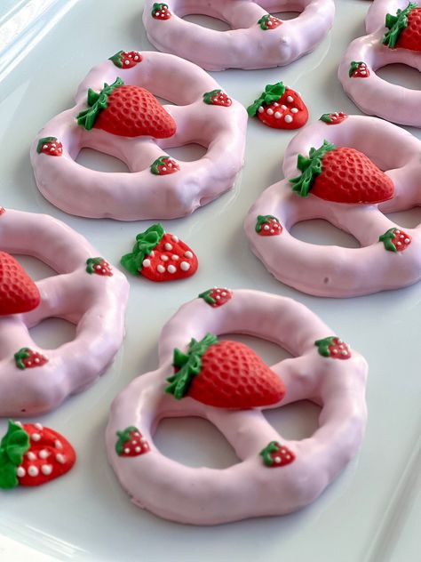 Strawberry Themed Baby Shower Ideas, Strawberry Baby Shower Theme, Baby First Birthday Themes, Strawberry Shortcake Birthday, Strawberry Theme, Strawberry Shortcake Party, Shower Party Favors, Strawberry Baby, Covered Pretzels