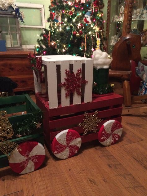 Christmas Train Diy, Christmas Decorations On A Budget, Train Diy, Christmas Crate, Christmas Ladder, Easy Diy Christmas Decorations, Crate Train, Decorations On A Budget, Crate Ideas